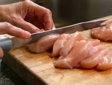 Σαλμονέλα: Αυτά είναι τα πρώτα συμπτώματα που μπερδεύουν πολλούς